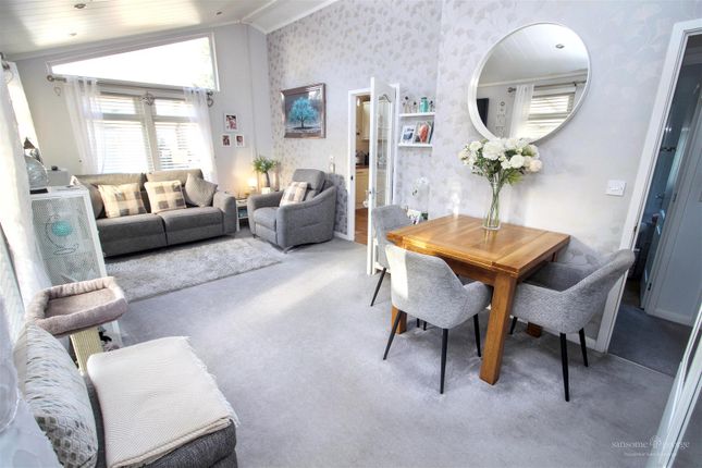 8, Second Avenue, Tilehurst photo 2