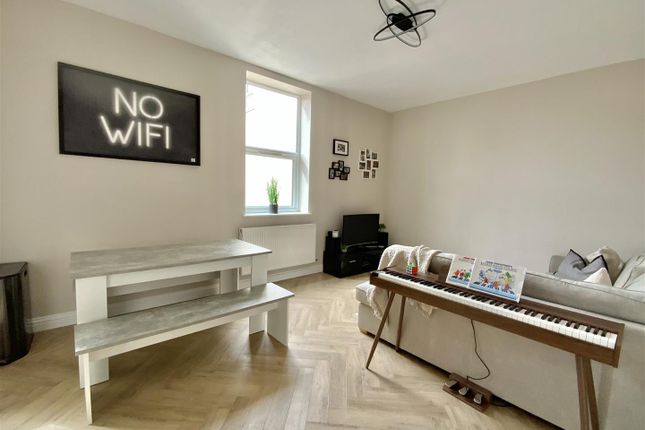 Flat 8, The Old County Arms, New Bradwell photo 2
