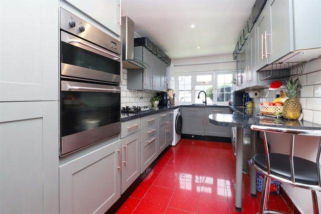 8, Willow Avenue, Denham photo 3