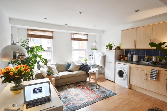 Flat to rent in Hackney Road, London