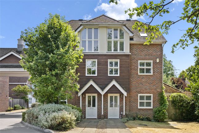 4-bed house on 57, Pendenza, Surrey, £3,250/mo
