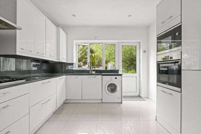 17, Hillcrest Avenue, Edgware photo 4