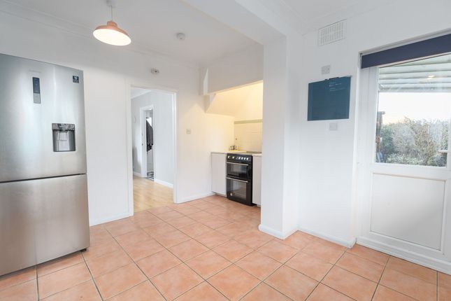25 Medway, Crawley photo 3