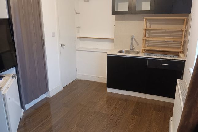 Eton Avenue, Hounslow photo 5