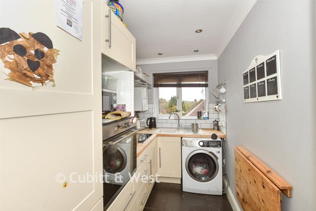 2-bed flat on White Chimneys, Crowborough Hill, Crowborough, £230,000
