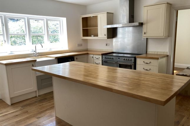 Kitchen 3.Jpg