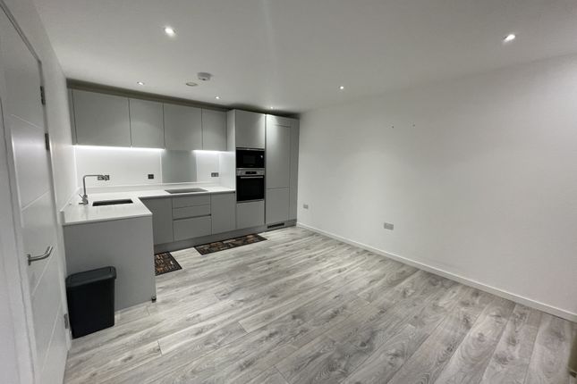 Flat to rent in High Street, Purley, Surrey