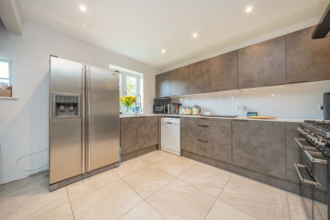 11, Barton Close, Shepperton photo 4