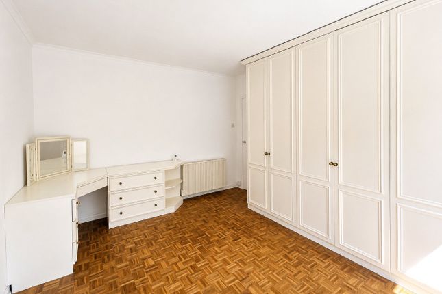 8, Headley Close, Epsom photo 3