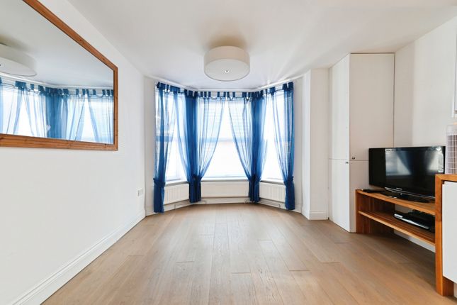 Flat 3, 8, Tolcarne Road, Cornwall photo 2