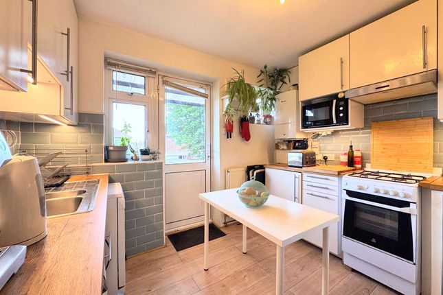 9 Selwyn Court Bacon Lane, Edgware photo 3