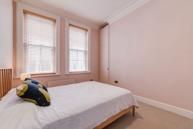 Flat to rent in Bedford Court Mansions, Bloomsbury