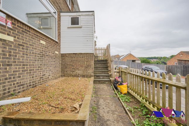 30, Hillborough Grove, Chatham photo 4