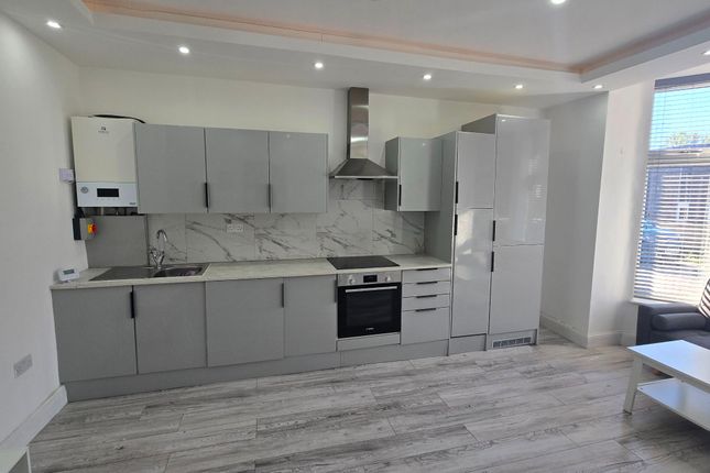 Flat 2, Woolfield House, Wash lane, Bury photo 2