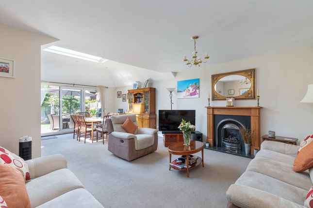 53, Lincolns Mead, Lingfield photo 4