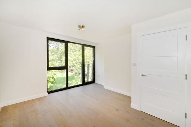 Flat to rent in Parkview House, Green Lanes
