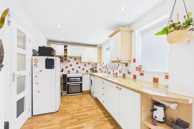28 Dover Close, Horsham photo 4