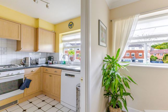 23 Longmans Close, Watford photo 4
