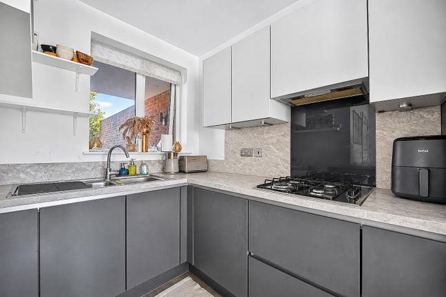 8, Edison Way, Dagenham photo 4