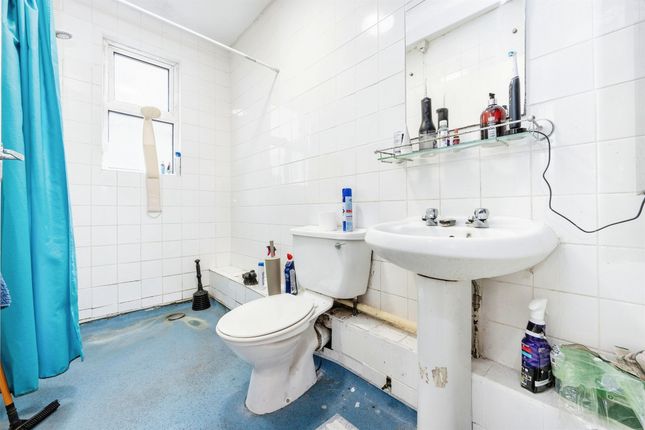 Flat for sale in Clapham Road, Bedford