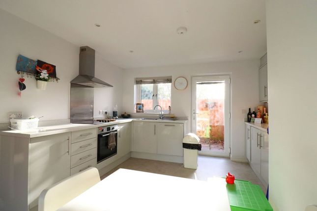 11 Saunders Court, Gloucester photo 3
