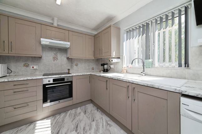 1, Garbutt Close, Hull photo 2