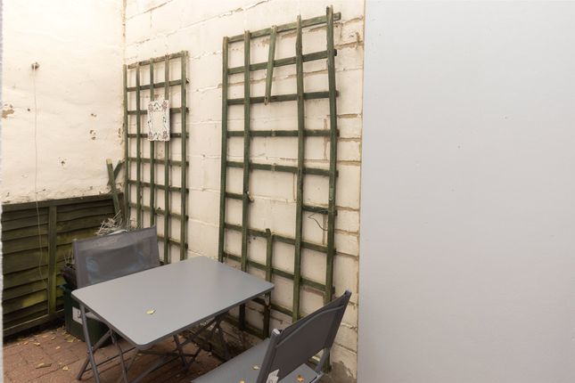Room 3, 1, Upper Bath Street, Gloucestershire photo 4