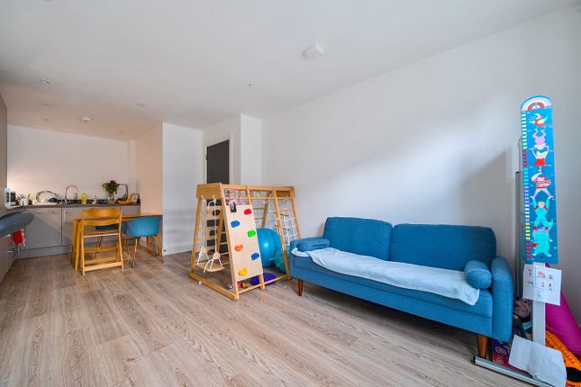 27 Edison House,, Flambard Way, Surrey photo 2