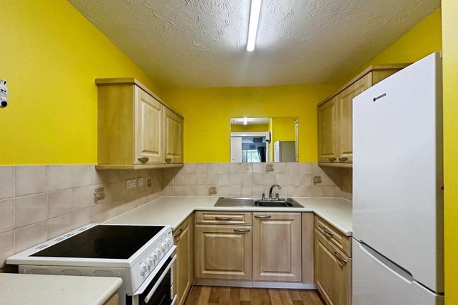 Flat 14, Magnolia Court,, Headley Road East, Reading photo 4