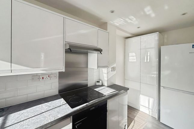 12, Houlton Court, Surrey photo 3