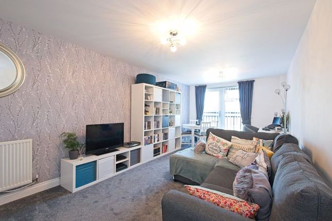 Flat for sale in Tanners Close, Crayford