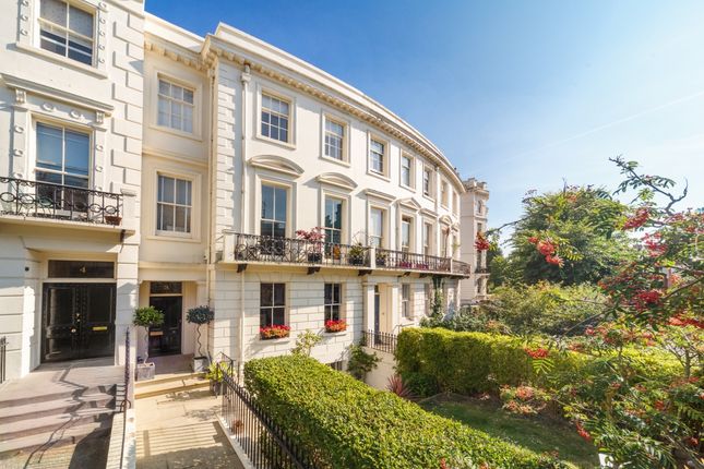 Flat to rent in Montpelier Crescent, Brighton