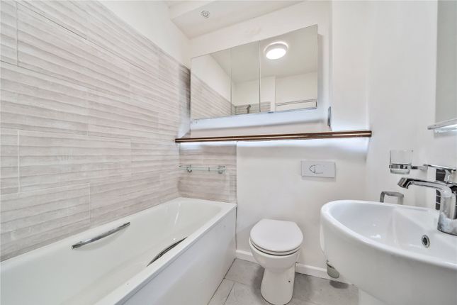 Flat for sale in Palmerston Crescent, Palmers Green, London