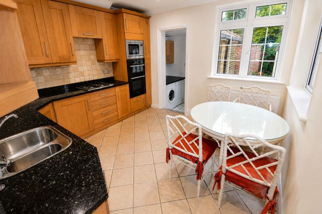 10 Ree Lane Cottages Englands Lane, Loughton photo 2