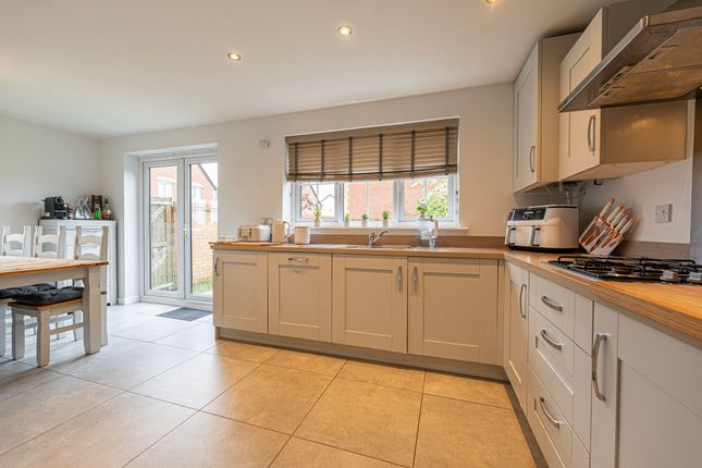 2 Sir Howel Crescent, Caldicot photo 5