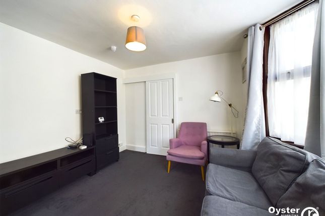 Flat to rent in Clements Road, London