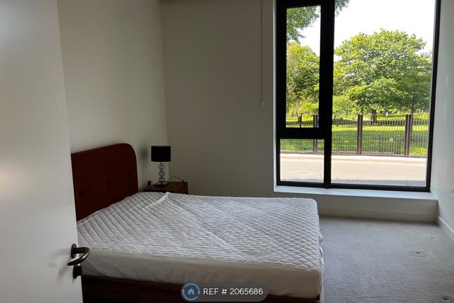 Flat to rent in Wood Crescent, London