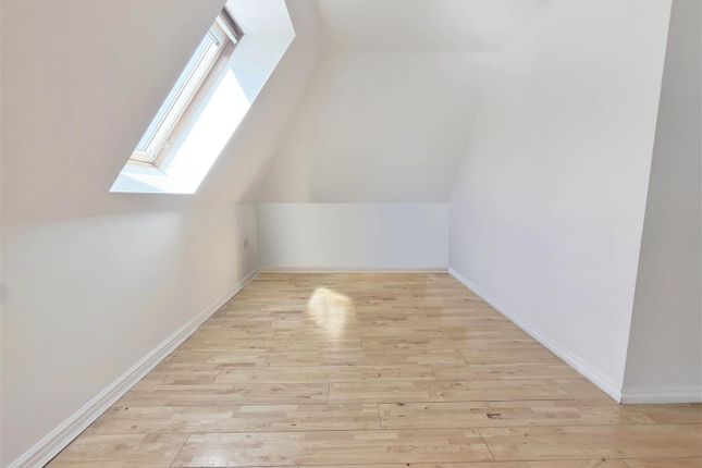 Flat 12, Oakdene Court, 337, Hanworth Road, Hampton photo 3
