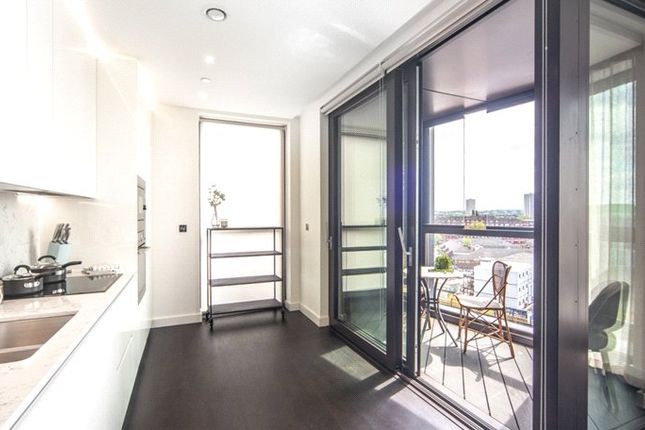 Flat 22, Thornes House, 4, Charles Clowes Walk, London photo 4