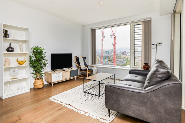 Flat for sale in Deacon Street, London