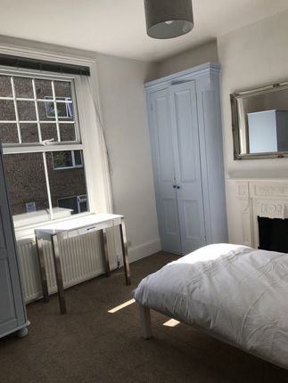 Room to rent in Clockhouse Road, Farnborough