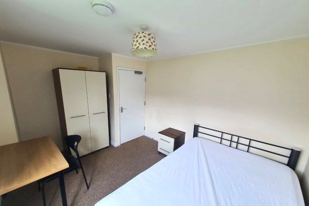Room to rent in 40 Rowan Close, Guildford