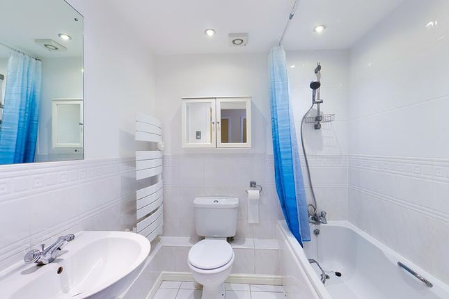 City Court, Flat 36, 15 Lower Canal Walk, Southampton photo 4