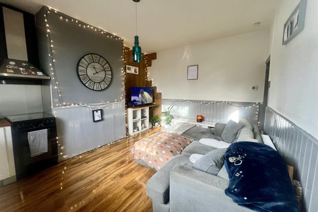 4, Highfield Place, Morley photo 4