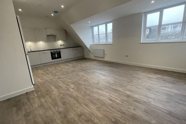 Thumbnail Flat to rent in Cambridge Court, Camberley
