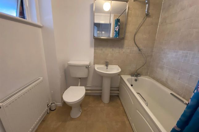4 Chantry Court, Woods Avenue, Hatfield photo 2