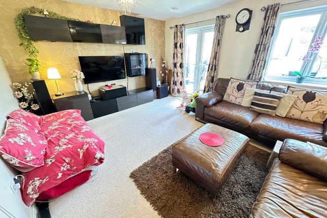 18, Farley Meadows, Luton photo 2