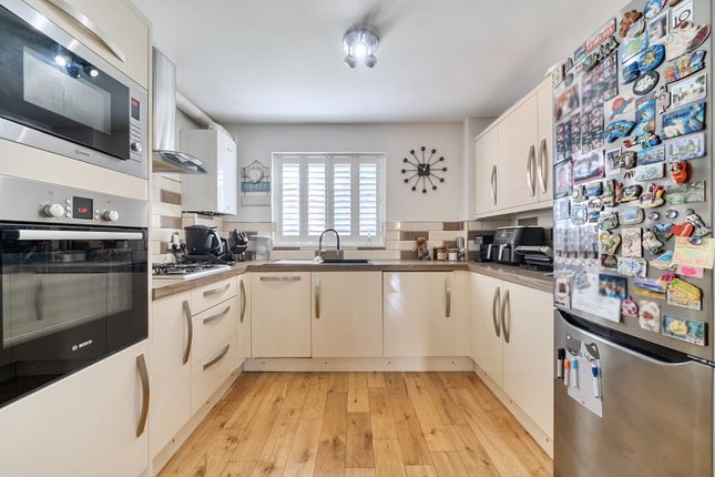 12, Tanglewood Close, Uxbridge photo 4