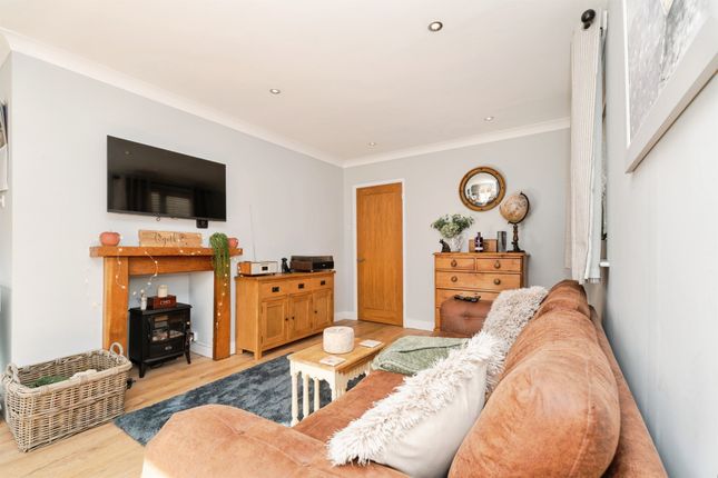 30, Lodge Close, Holt photo 2