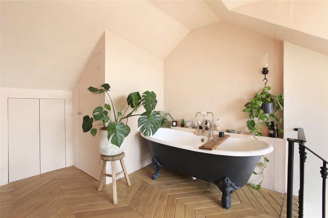 Flat C, 79, Clapham Common North Side, London photo 4
